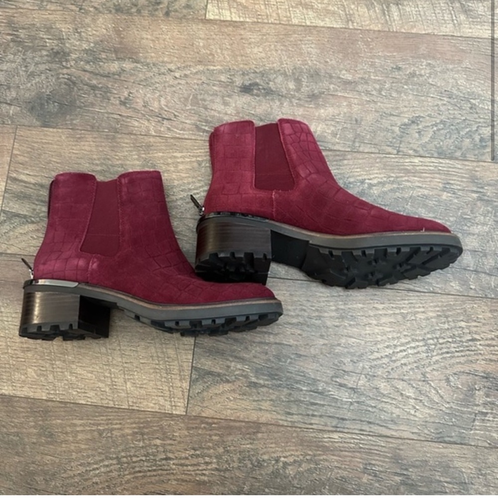*doanted*Vince Camuto red suede Kelivena booties